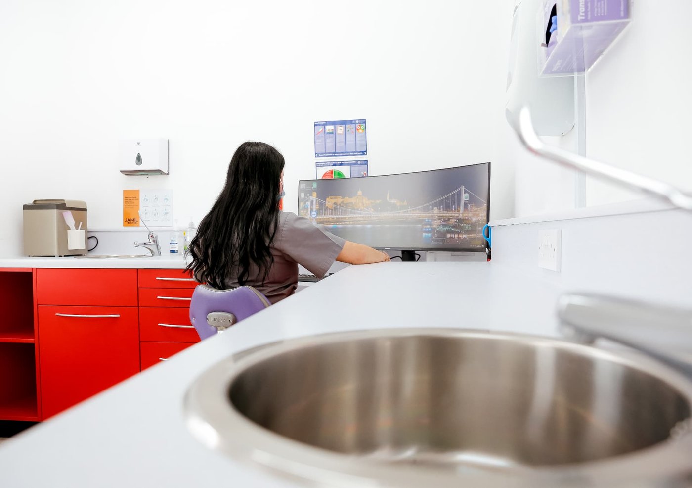 A modern treatment room at Jamil Dental, minutes from Penywaun