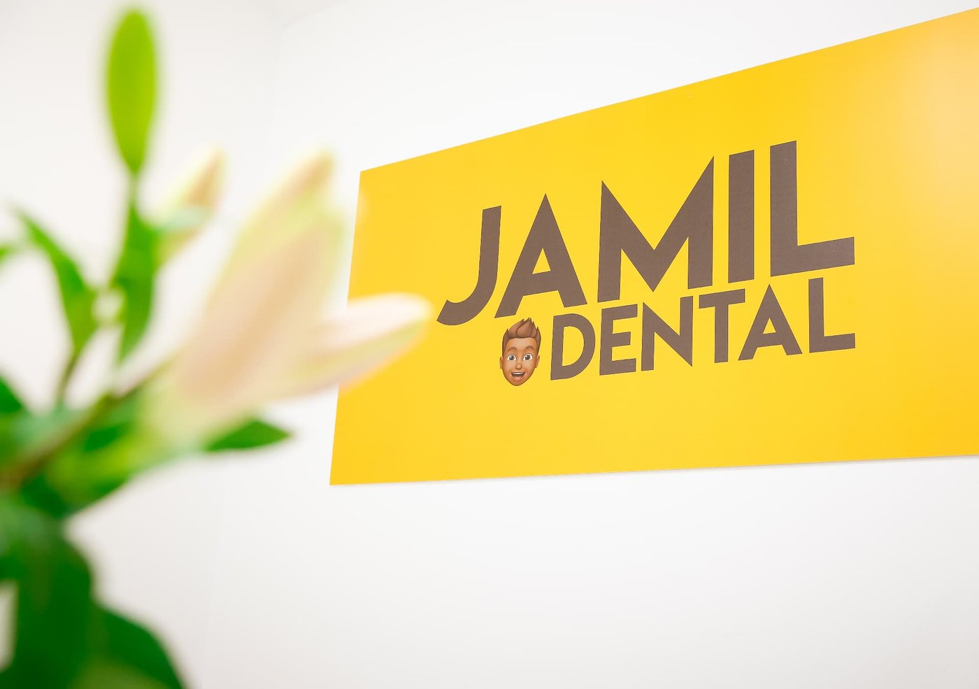 A modern treatment room at Jamil Dental, an 18-minute drive from Mountain Ash